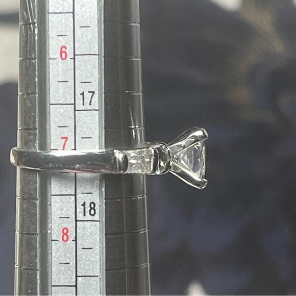 Estate Sparkling Silver Ring with Clear Stones Maker’s Mark Signed D3 - Picture 7 of 7